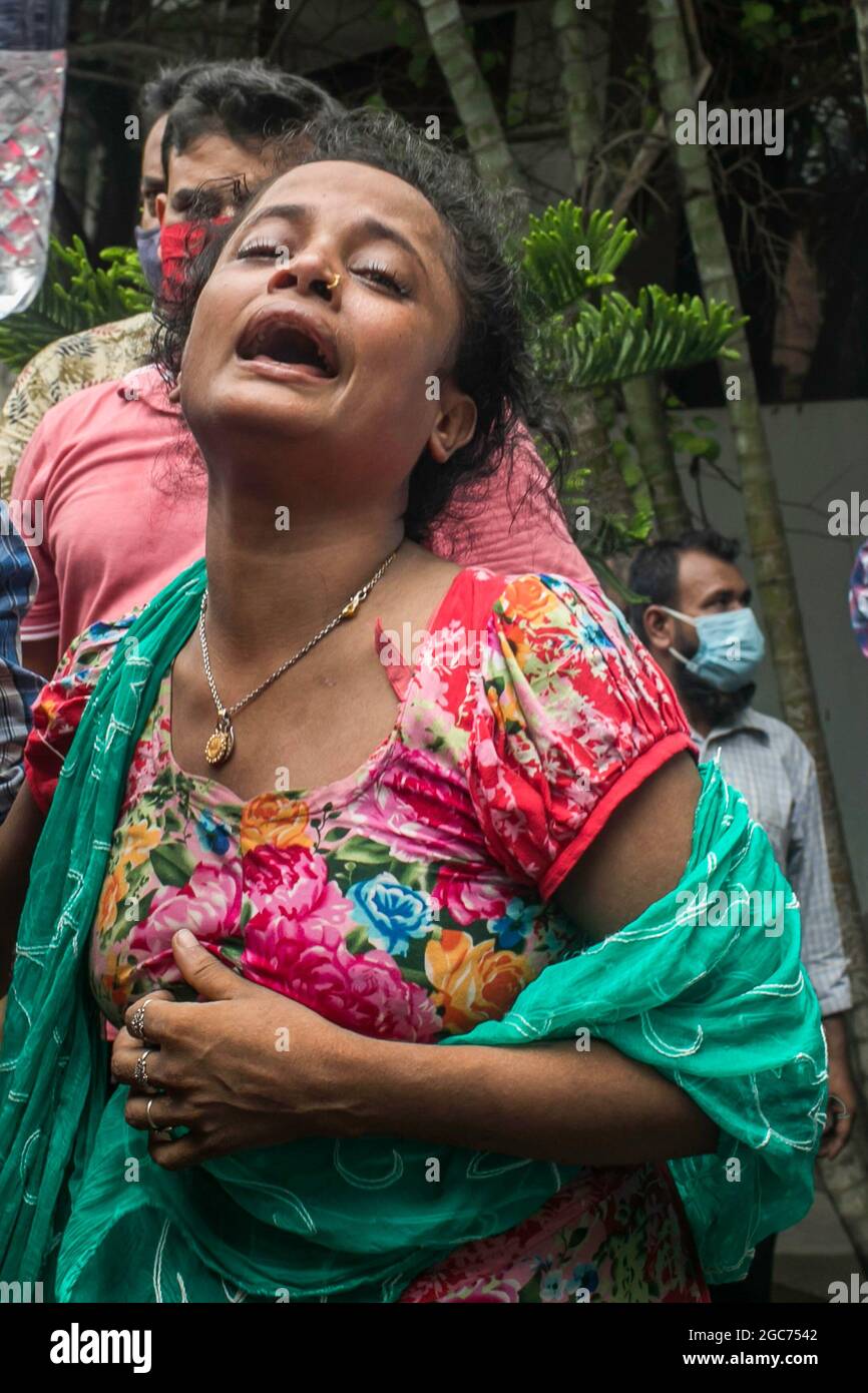 Une femme tombe en larmes en attendant de recevoir le corps de son être aimé qui est mort dans le feu mortel qui avait englouti une usine de Narayanganj le mois dernier. Les autorités ont remis les restes de 21 corps des travailleurs, qui sont morts samedi dans l'incendie de l'usine de Hashem Foods Ltd à Rupganj de Narayanganj, le 8 juillet, à leurs familles. Les corps charrés ont été libérés de 12 h à 13 h après que l'unité judiciaire du Département d'enquête criminelle (CID) de la police a identifié 45 travailleurs décédés sur 48 par analyse d'ADN. Cependant, CID doit encore confirmer les identités de trois autres Banque D'Images