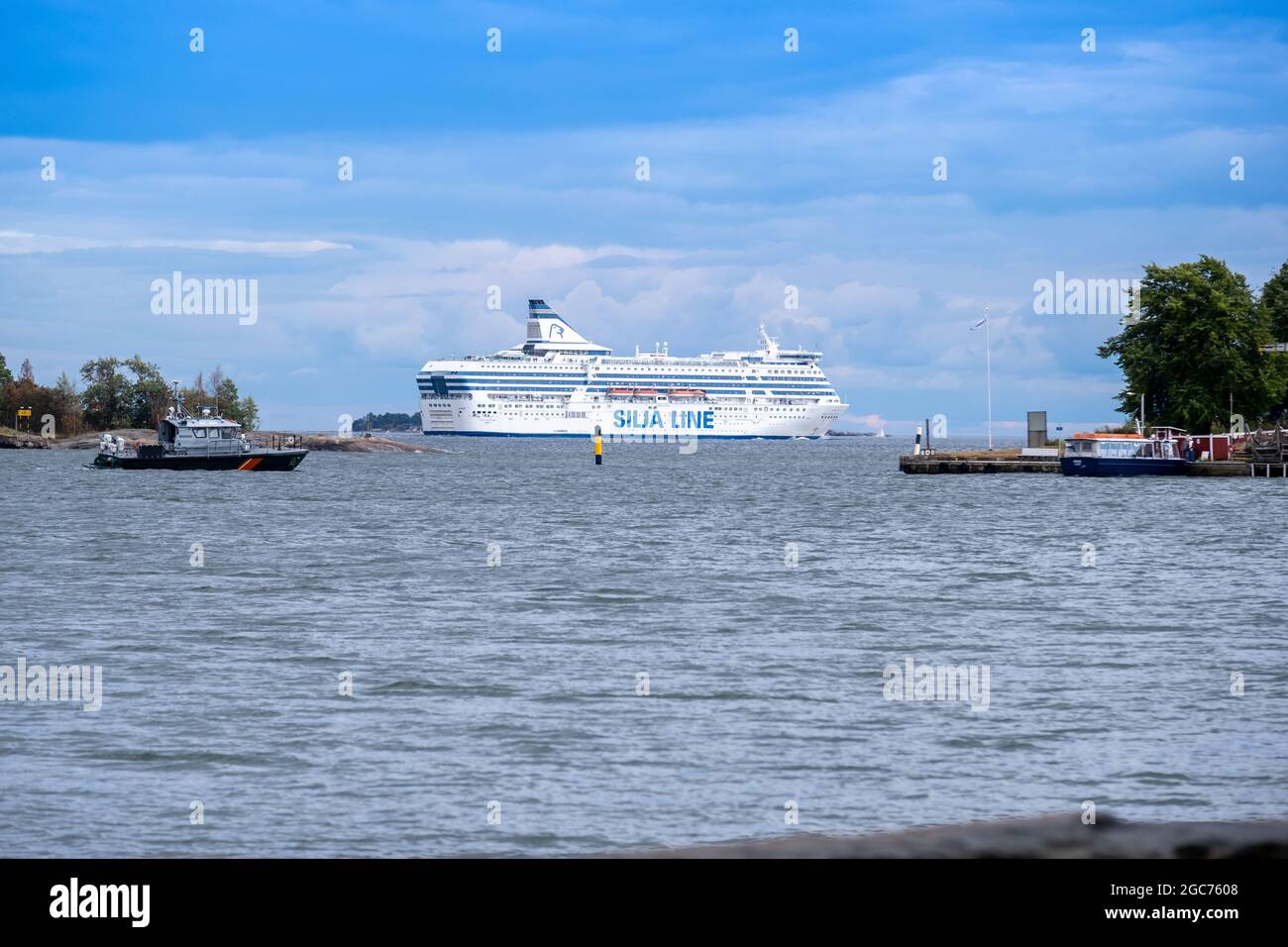 Helsinki / Finlande - 3 AOÛT 2021 : MV Silja Serenade, exploitée par la ligne Silja, passant par Suomenlinna en direction de Stockholm. Banque D'Images