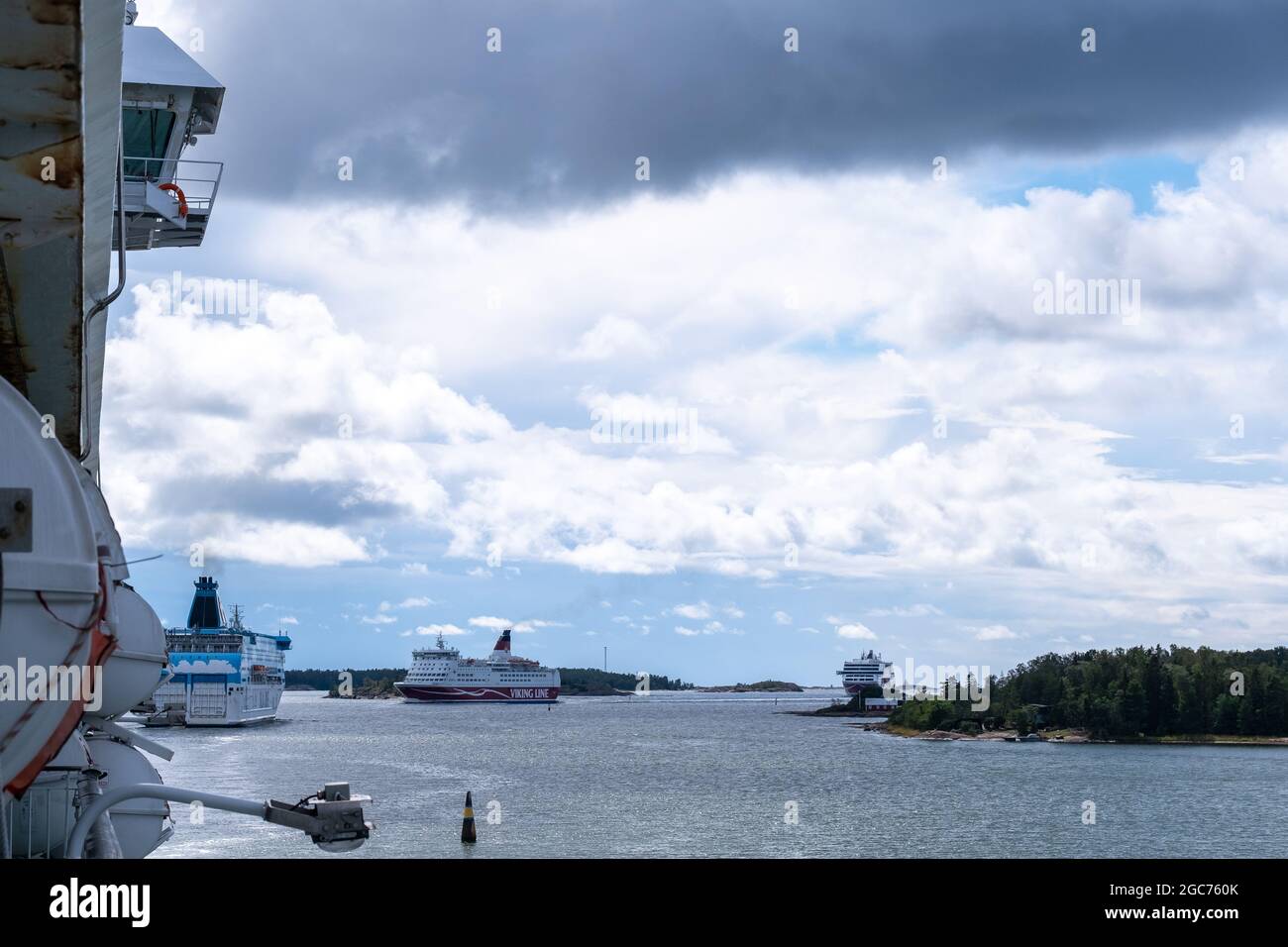 Maarianhamina / Finlande - 30 JUILLET 2021 : MV Galaxy, exploitée par Silja Line, passant par MV Amorella, exploitée par Viking Line, dans le port de Mariehamn. Banque D'Images