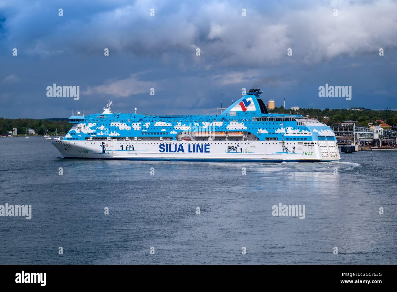 Maarianhamina / Finlande - 30 JUILLET 2021: MV Galaxy, exploité par Silja Line, faisant un virage dur dans le port de Mariehamn Banque D'Images