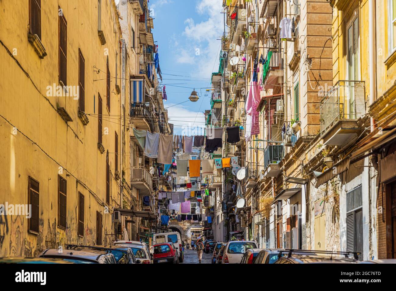 NAPLES, ITALIE - JUILLET 18 : rue étroite de Naples, vêtements suspendus dans l'air à l'extérieur des balcons. Banque D'Images