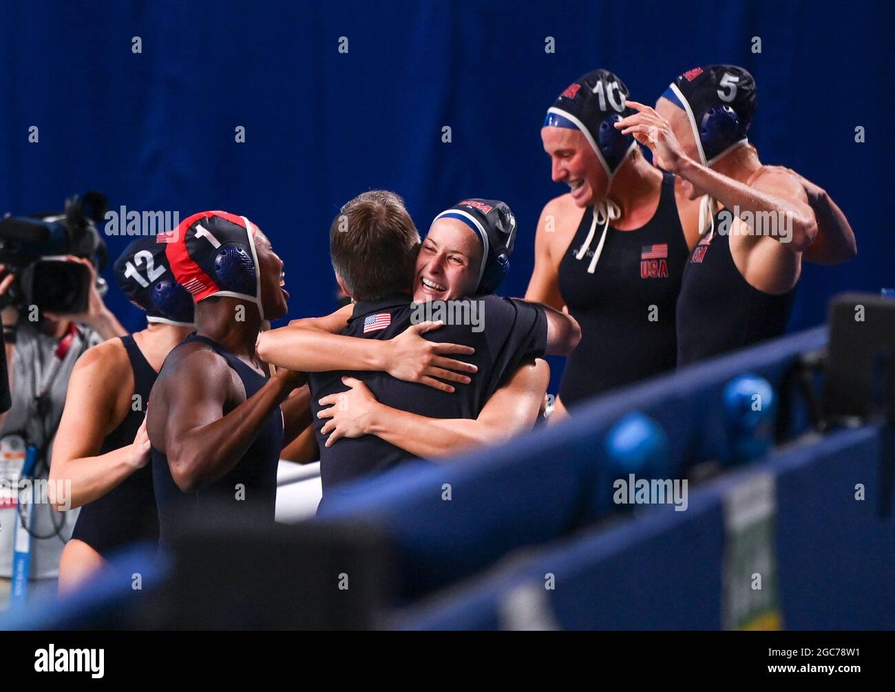 Tokyo, Japon. 7 août 2021. Les joueurs des États-Unis célèbrent la victoire de la médaille d'or des femmes de water-polo entre l'Espagne et les États-Unis aux Jeux olympiques de Tokyo 2020 à Tokyo, au Japon, le 7 août 2021. Credit: Xia Yifang/Xinhua/Alay Live News Banque D'Images
