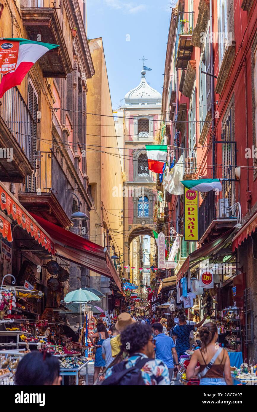 NAPLES, ITALIE - 19 JUILLET 2021 : la tour de l'église S. Patrizia à San Gregorio Armeno, une rue piétonne populaire dans la vieille ville de Naples. Banque D'Images
