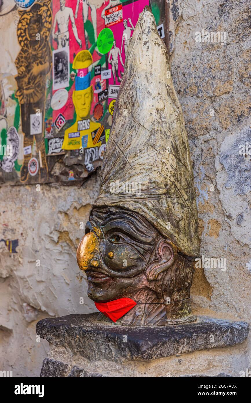 NAPLES, ITALIE - JUILLET 18 2021 : sculpture de Pulcinella avec masque de protection. Banque D'Images