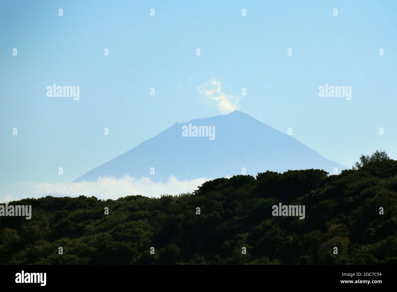 une grande montagne en arrière-plan sur bali Banque D'Images