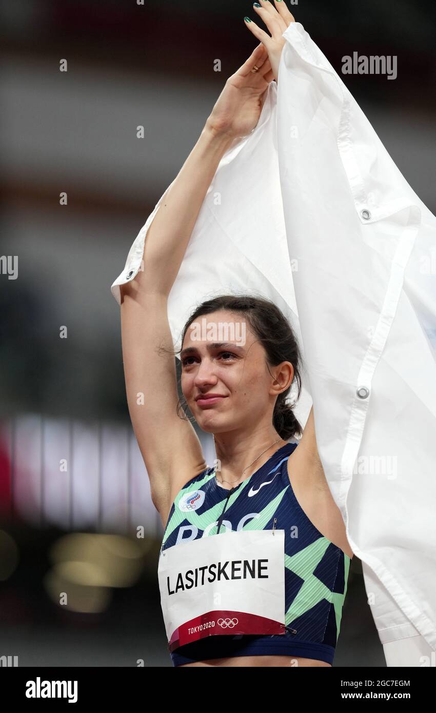 Mariya Lasitskene, DE ROC, célèbre l'or remporté lors de la finale du saut en hauteur féminin au stade olympique le quinzième jour des Jeux Olympiques de Tokyo 2020 au Japon. Date de la photo: Samedi 7 août 2021. Banque D'Images