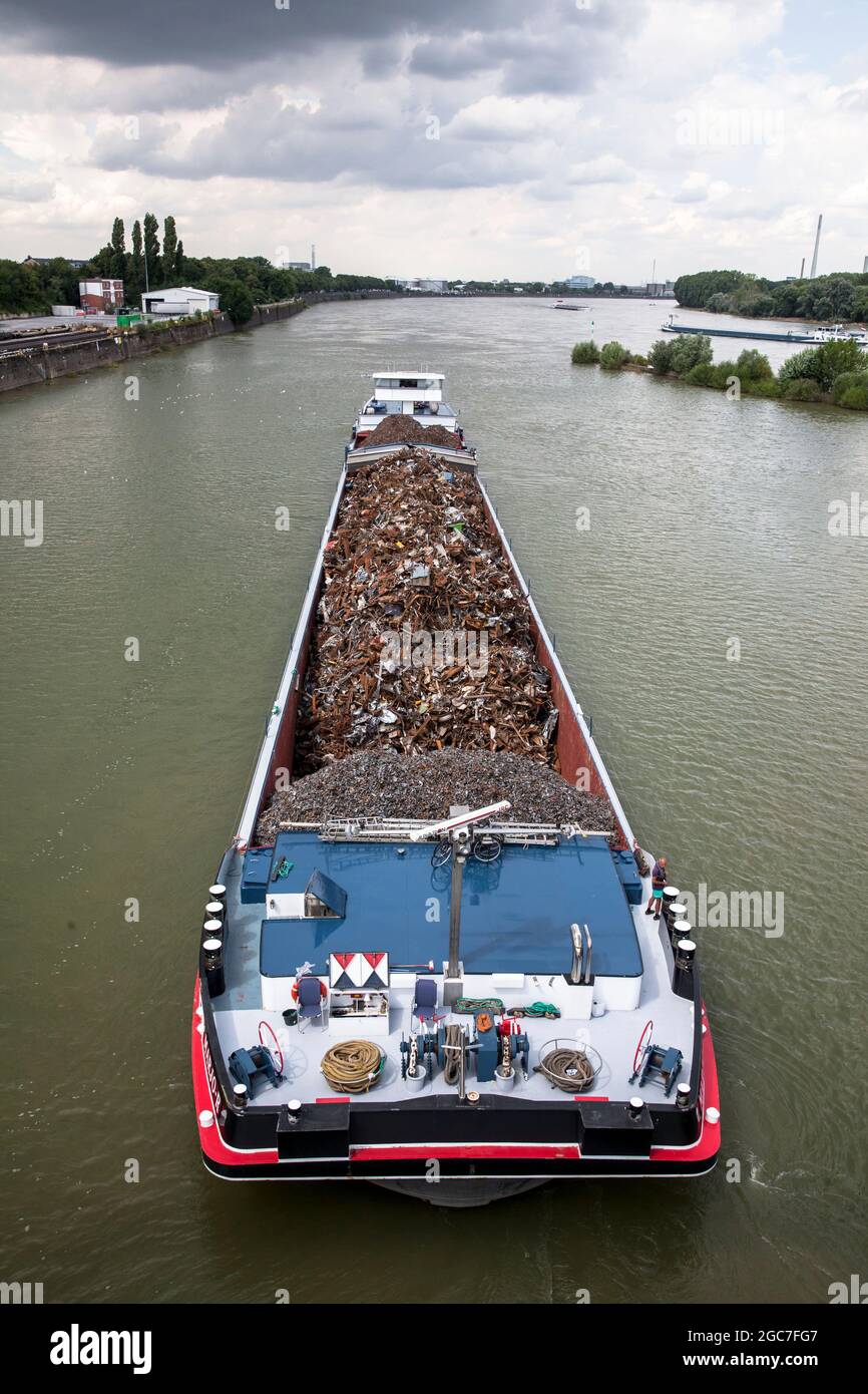 Navire de cargaison avec ferraille entrant dans le port du Rhin Niehl, Cologne, Allemagne. Frachtschiff mit Altmetall faehrt in den Niehler Hafen, Koeln, Deutschla Banque D'Images