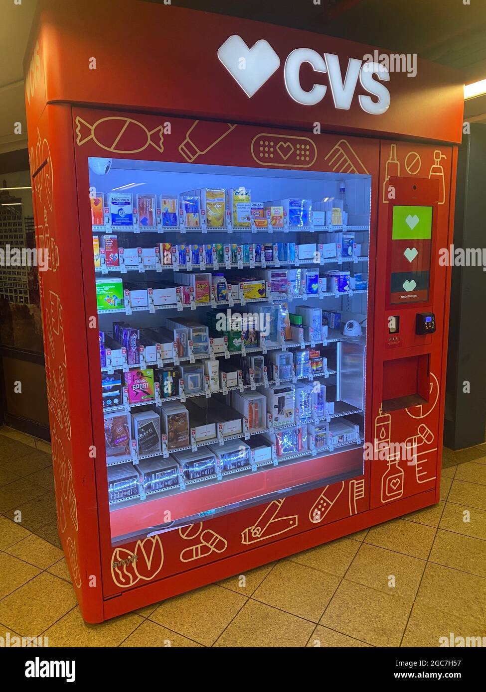 CVS pharmacie maintenant va dans le secteur des distributeurs automatiques, avec des médicaments en vente libre et des fournitures de soins de santé à domicile. Station de métro, New York. Banque D'Images