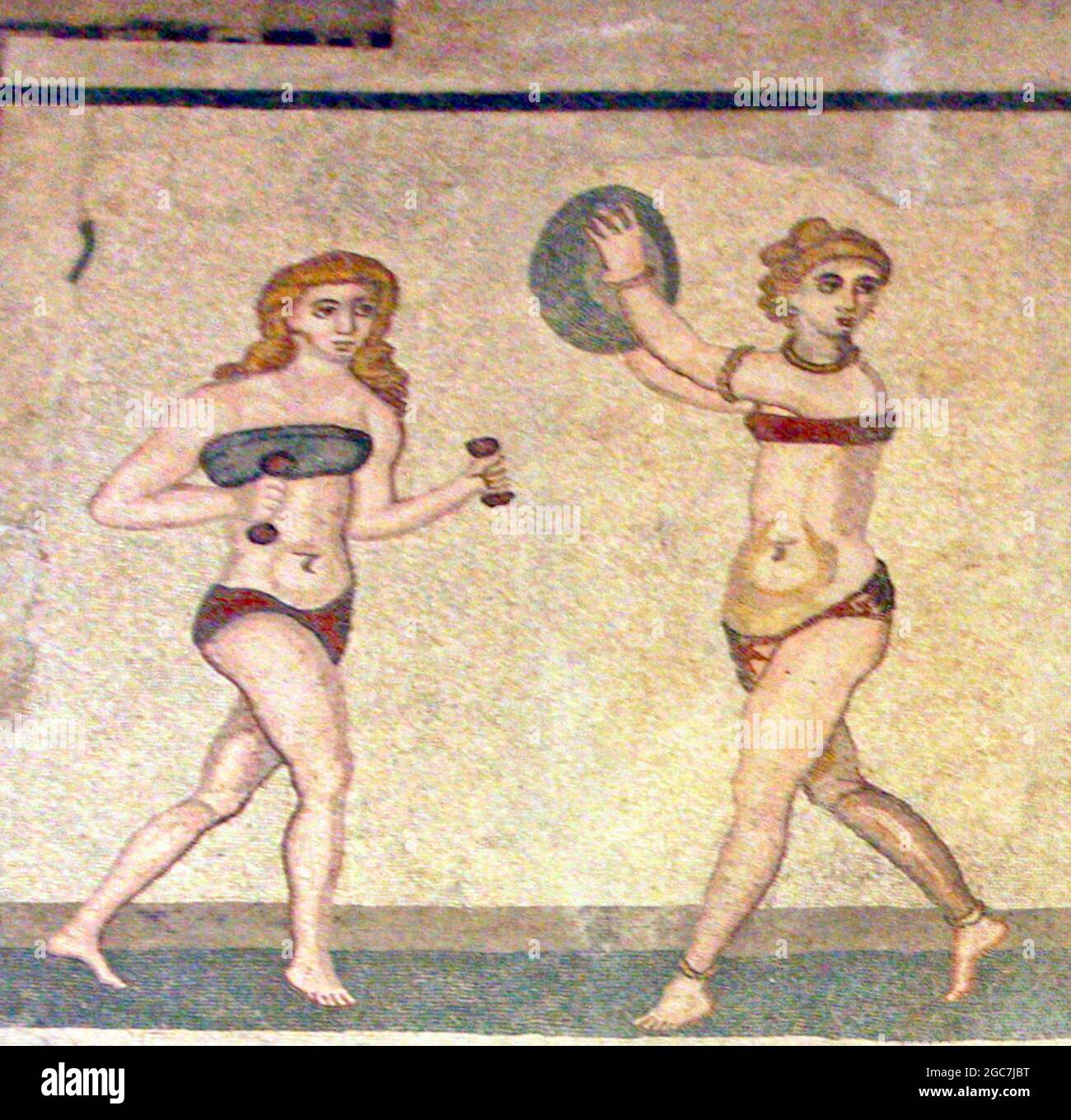Rome bikini mosaïques à la Villa Romana del Casale, Sicile, Italie.Première représentation des femmes romaines portant des bikinis du début du 4th siècle après J.-C. Banque D'Images