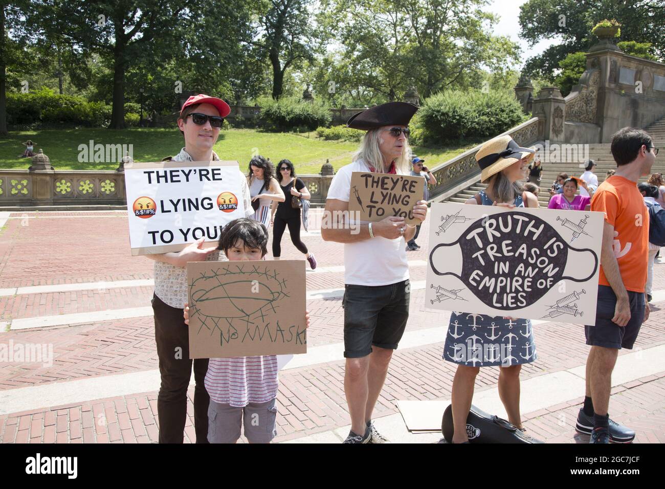 Une coalition de groupes de personnes manifestent et marche à travers Central Park qui estiment que nos droits constitutionnels sont érodés et violés avec la demande croissante pour tous les citoyens de recevoir le vaccin Covid, la manipulation des statistiques et de faire porter des masques aux enfants, et censurer des points de vue divergents sur le sujet. New York. Banque D'Images