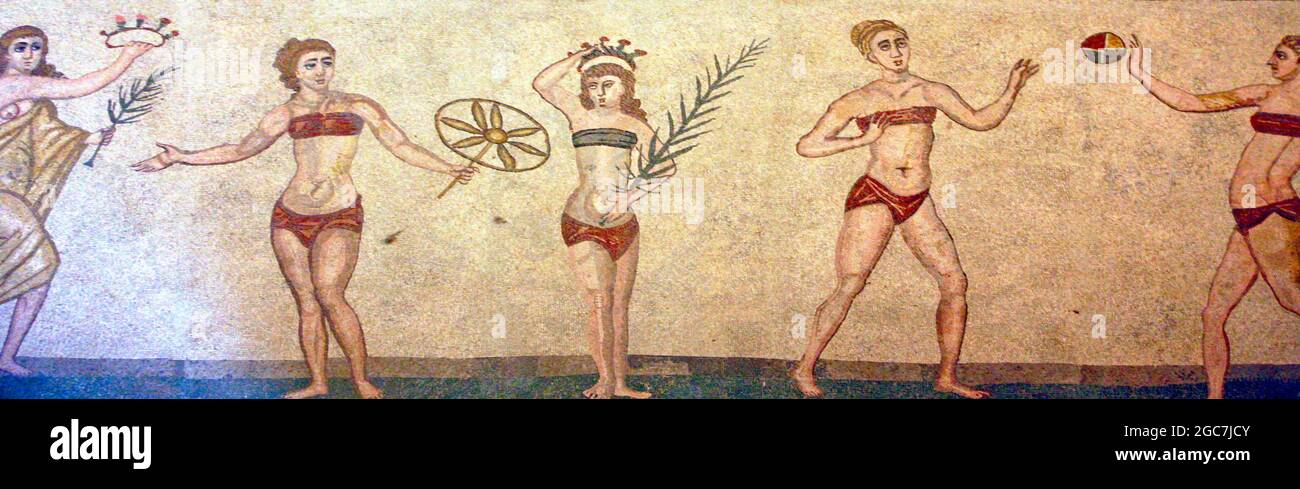 Rome bikini mosaïques à la Villa Romana del Casale, Sicile, Italie.Première représentation des femmes romaines portant des bikinis du début du 4th siècle après J.-C. Banque D'Images