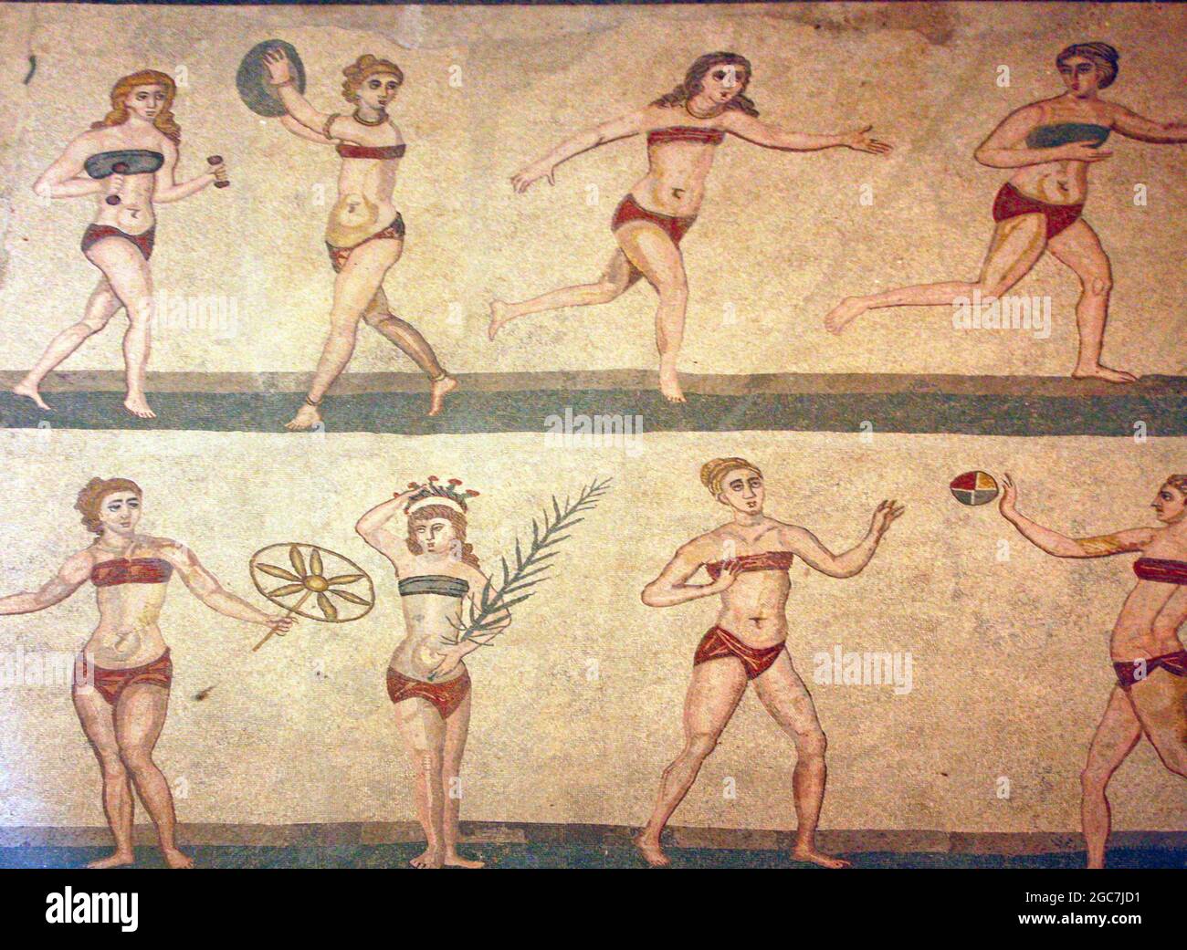 Rome bikini mosaïques à la Villa Romana del Casale, Sicile, Italie.Première représentation des femmes romaines portant des bikinis du début du 4th siècle après J.-C. Banque D'Images