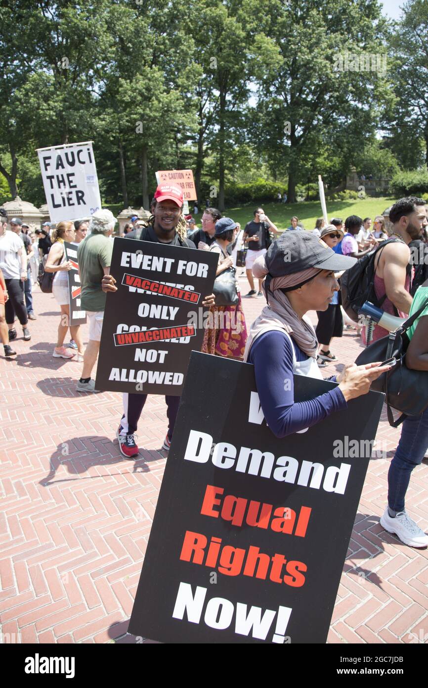 Une coalition de groupes de personnes manifestent et marche à travers Central Park qui estiment que nos droits constitutionnels sont érodés et violés avec la demande croissante pour tous les citoyens de recevoir le vaccin Covid, la manipulation des statistiques et de faire porter des masques aux enfants, et censurer des points de vue divergents sur le sujet. New York. Banque D'Images