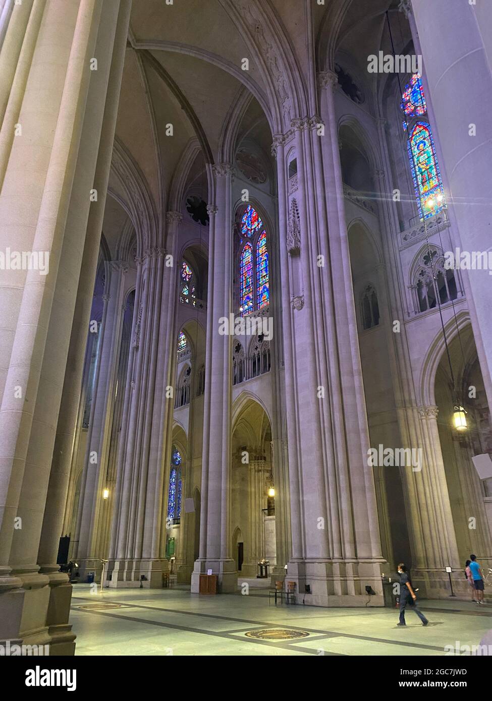 Entrée centrale à la cathédrale Saint-Jean-Divine épiscopale de New York. Banque D'Images