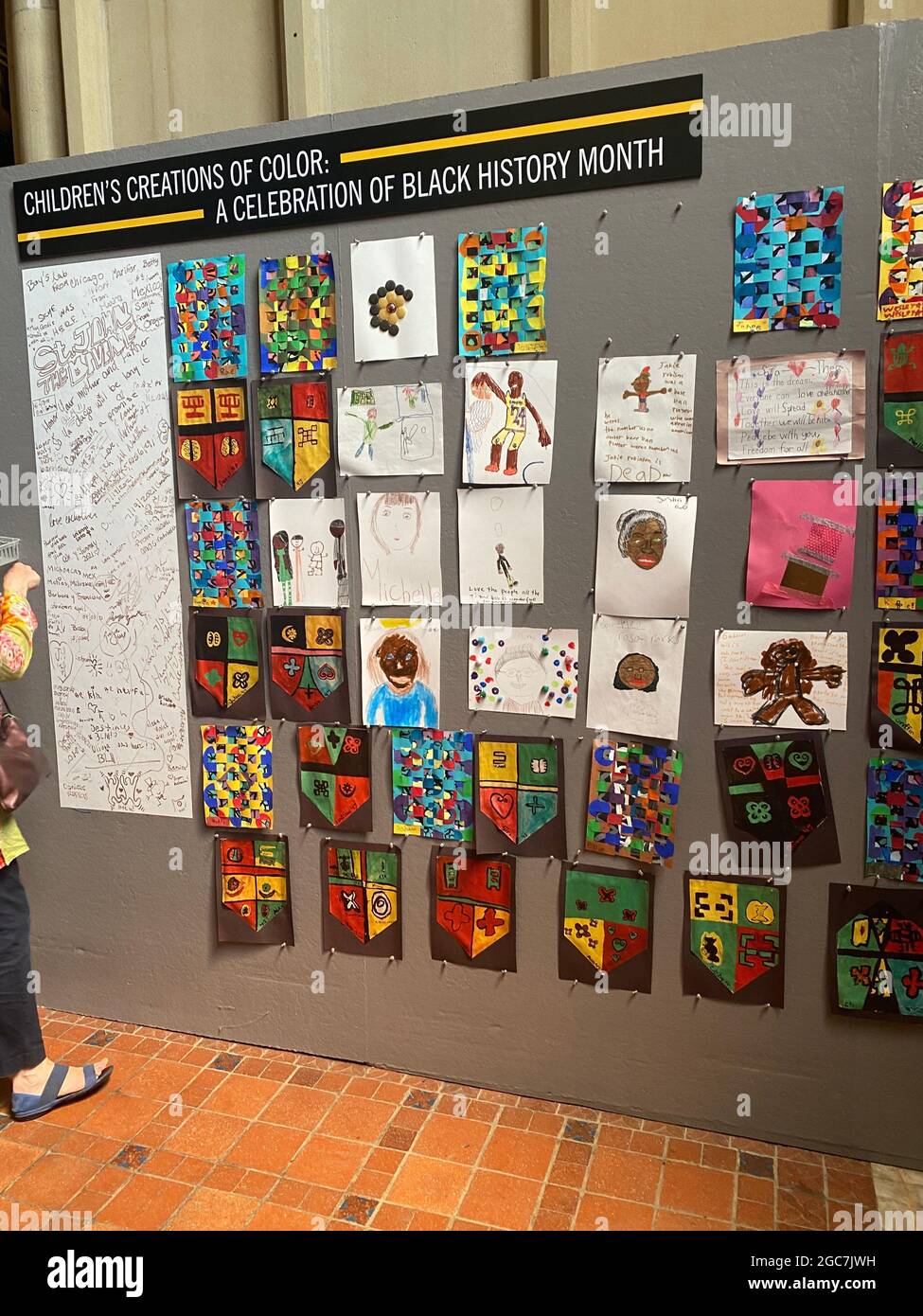 Exposition de dessins colorés de jeunes enfants pour le mois de l'histoire des Noirs à la cathédrale Saint-Jean-Divine qui abrite l'école de la cathédrale de New York. Banque D'Images