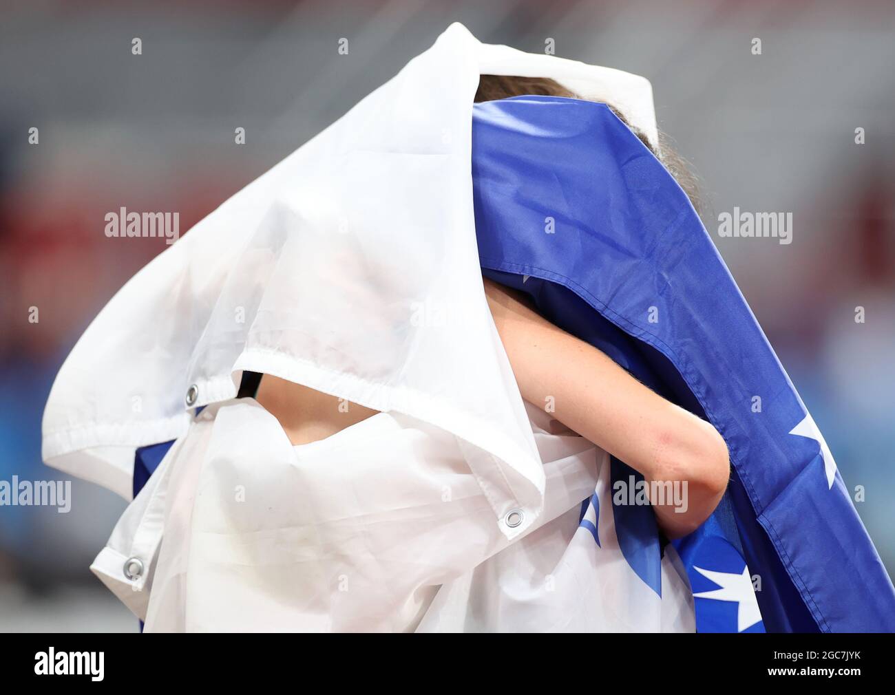 Tokyo, Japon. 07e août 2021. Athlétisme : Jeux olympiques, saut en hauteur, femmes, finale au stade olympique. Mariya Lasitskene, du Comité olympique russe, applaudit après sa victoire avec Nicola McDermott, deuxième place d'Australie. Credit: Oliver Weiken/dpa/Alay Live News Banque D'Images