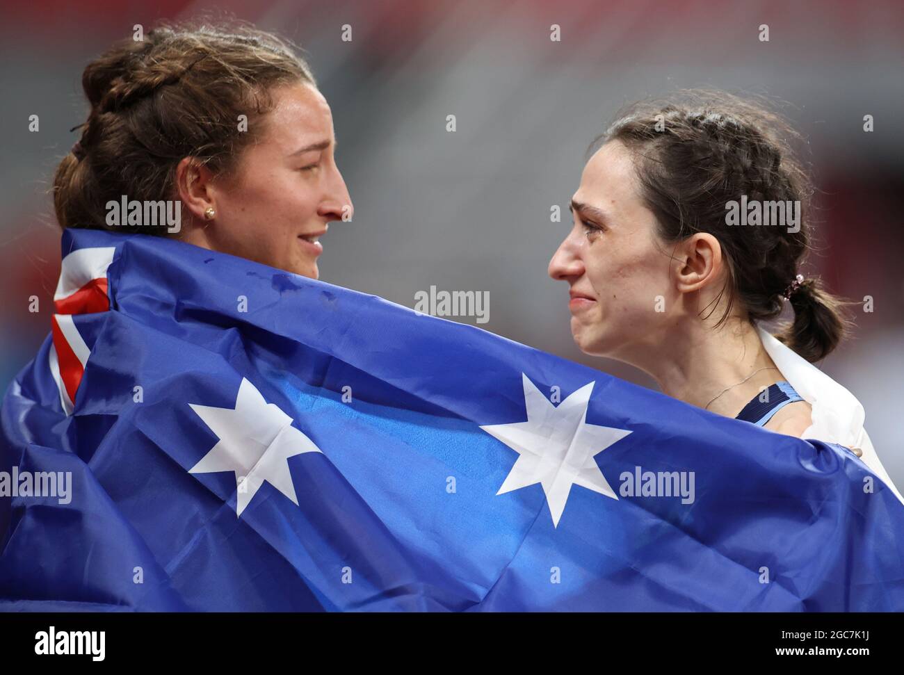 Tokyo, Japon. 07e août 2021. Athlétisme : Jeux olympiques, saut en hauteur, femmes, finale au stade olympique. Mariya Lasitskene (r) du Comité olympique russe applaudit après sa victoire avec Nicola McDermott, deuxième place d'Australie. Credit: Oliver Weiken/dpa/Alay Live News Banque D'Images