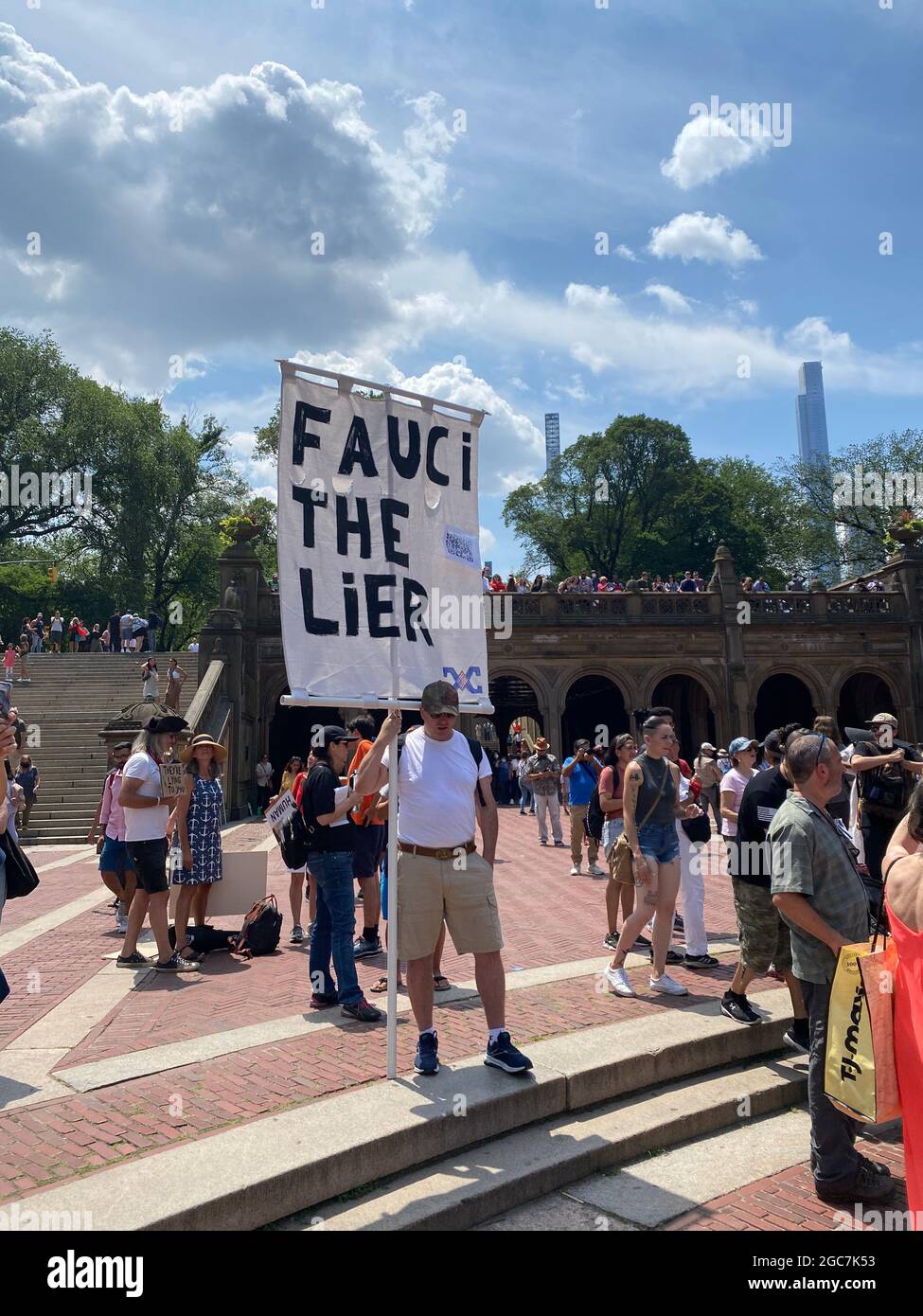 Une coalition de groupes de personnes manifestent et marche à travers Central Park qui estiment que nos droits constitutionnels sont érodés et violés avec la demande croissante pour tous les citoyens de recevoir le vaccin Covid, la manipulation des statistiques et de faire porter des masques aux enfants, et censurer des points de vue divergents sur le sujet. New York. Banque D'Images