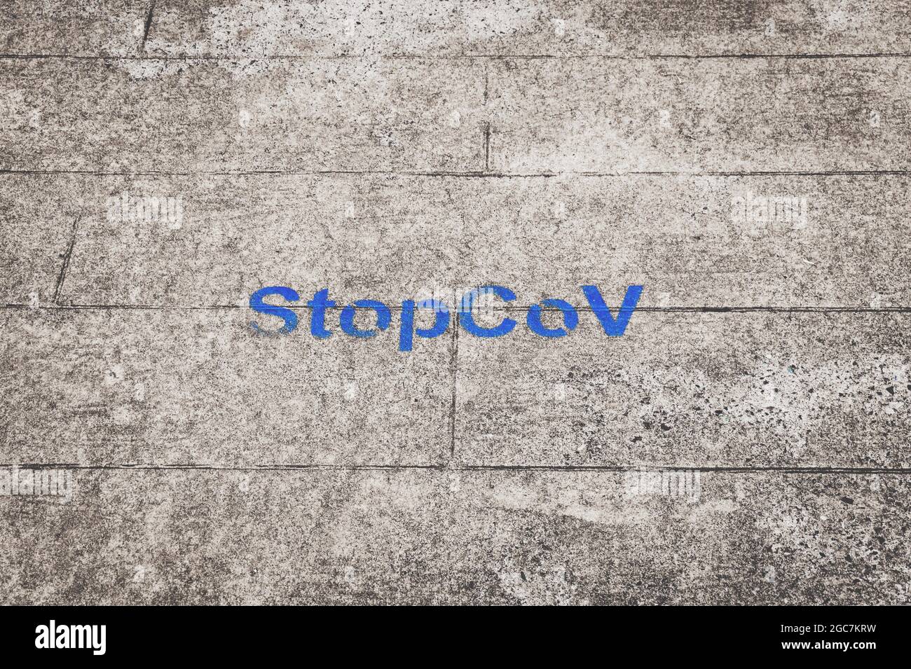 Panneau Stopcov peint sur la route, texte bleu, couleur sélective. Prévention de la propagation du coronavirus en Géorgie Banque D'Images