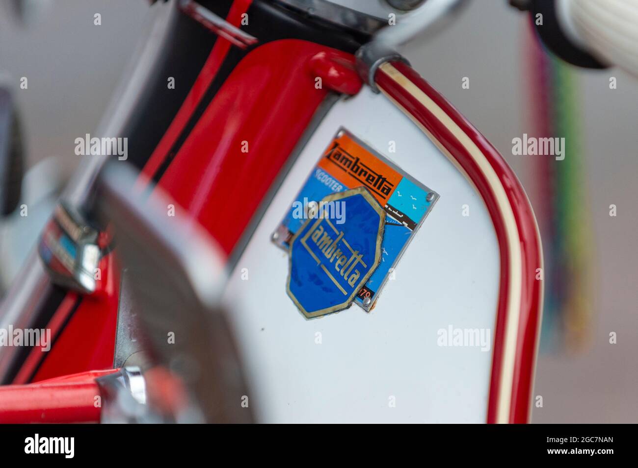 Londres, Royaume-Uni. 7 août 2021. Détail de l'insigne du scooter Lambretta 150 LI qui est apparu dans le film 'Quadrophénia', monté par l'acteur Phil Daniels en tant que Jimmy, à la Classic car Boot sale à Granary Square, la Croix du Roi. L'événement célèbre toutes les choses vintage, de la mode et des bijoux à la maison et des disques en vinyle. Plus de 100 véhicules d'époque sont également exposés. Credit: Stephen Chung / Alamy Live News Banque D'Images