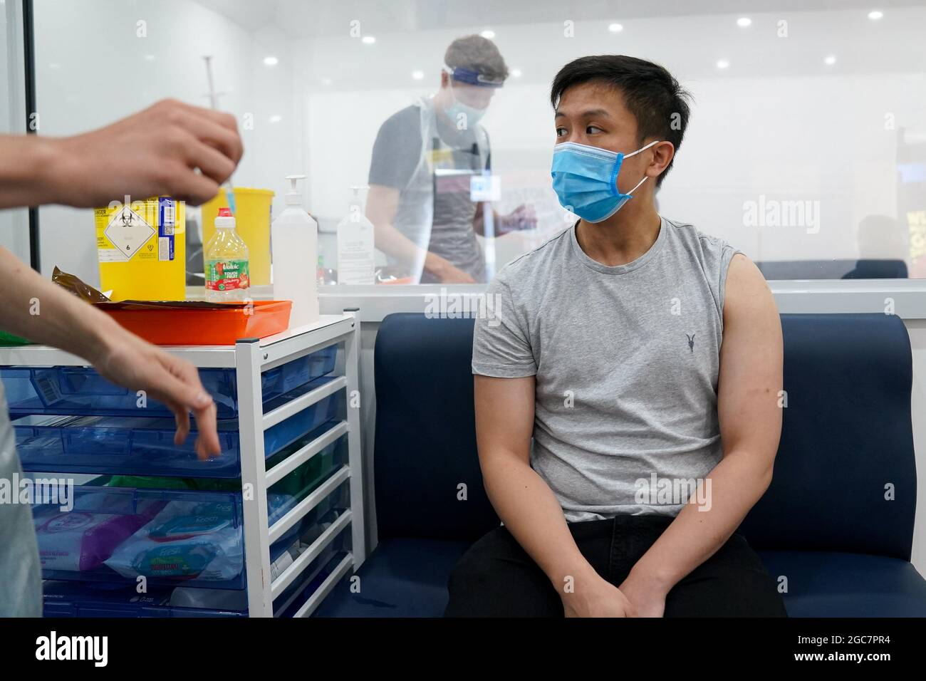 Nathaniel Law, 27. Reçoit sa deuxième vaccination contre le coronavirus au premier centre de vaccination de boîte de nuit du Royaume-Uni qui a été mis en place dans le plus ancien et plus grand site LGBT de Birmingham, le Nightingale Club. Date de la photo: Samedi 7 août 2021. Banque D'Images