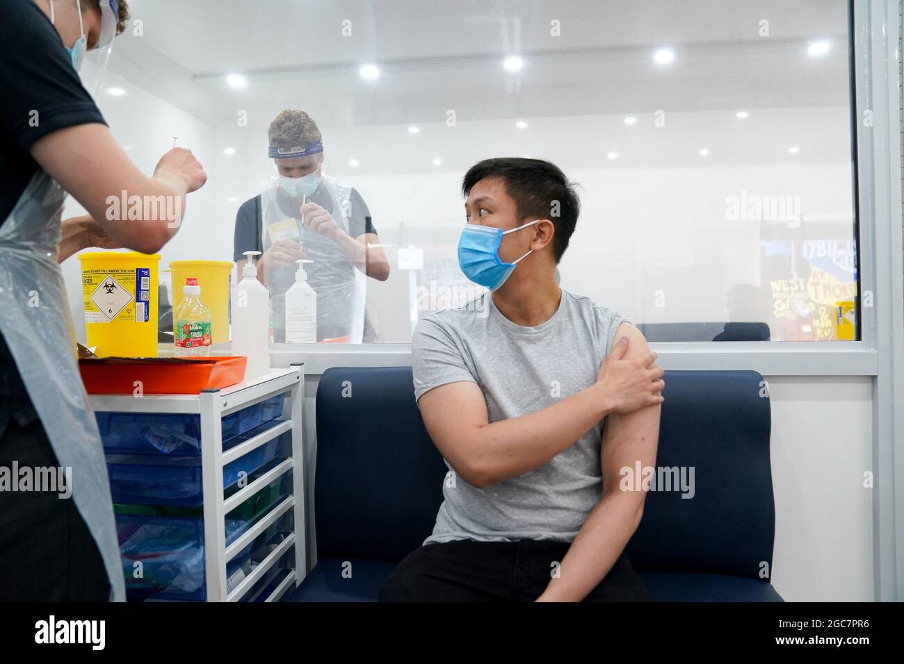 Nathaniel Law, 27. Reçoit sa deuxième vaccination contre le coronavirus au premier centre de vaccination de boîte de nuit du Royaume-Uni qui a été mis en place dans le plus ancien et plus grand site LGBT de Birmingham, le Nightingale Club. Date de la photo: Samedi 7 août 2021. Banque D'Images