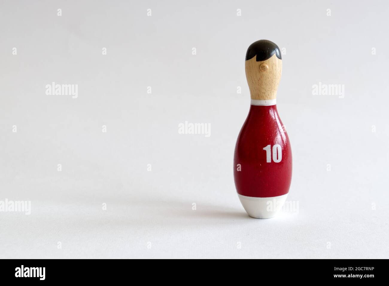 une marionnette en bois en forme de quilles avec une chemise numéro dix Banque D'Images