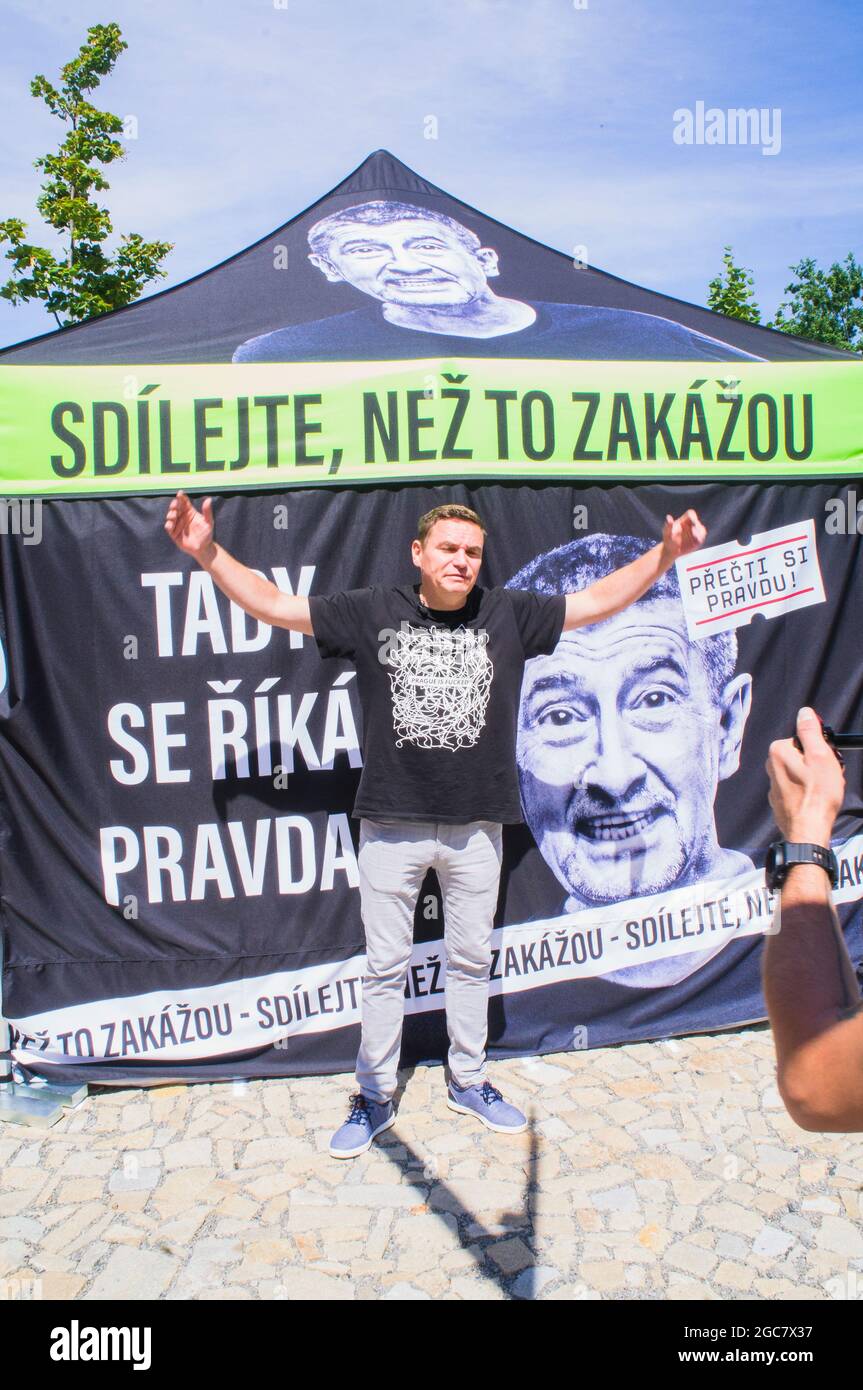 Le journaliste politique Vaclav Dolejsi a filmé le reportage devant le restaurant de l'hôtel Paloma, à Kvetnove Square, Pruhonice, Czec Banque D'Images