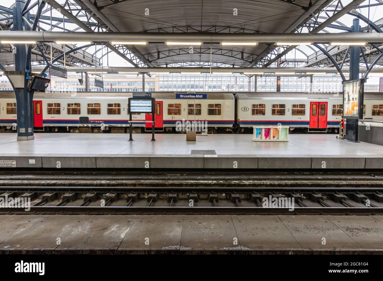 BRUXELLES, BELGIQUE - 12 mars 2019 : train à quai de la gare Bruxelles-Sud (Bruxelles-midi ou Bruxelles-Zuid). Banque D'Images