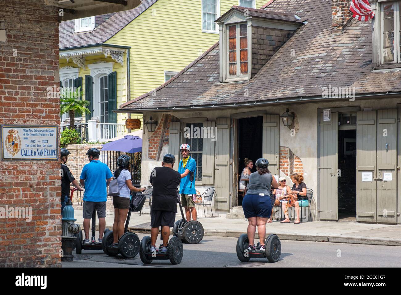 NOUVELLE-ORLÉANS, LA, États-Unis - 31 JUILLET 2021 : groupe sur Seqways à l'angle de Bourbon Street et St. Philip Street Banque D'Images