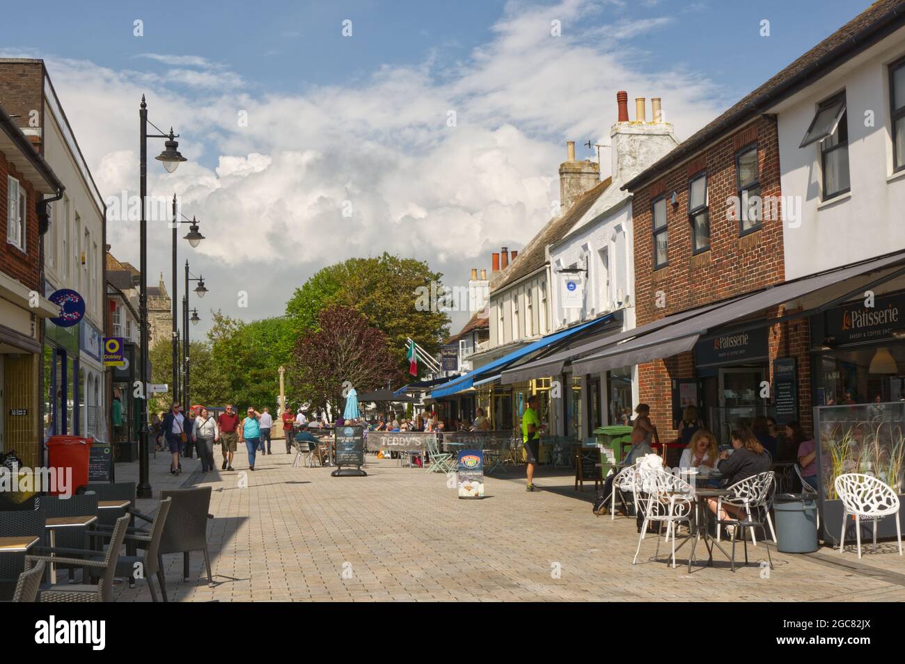 Rue piétonne avec cafés à Shoreham, West Sussex, Angleterre. Les gens marchent et s'asseoir dans les cafés. Banque D'Images