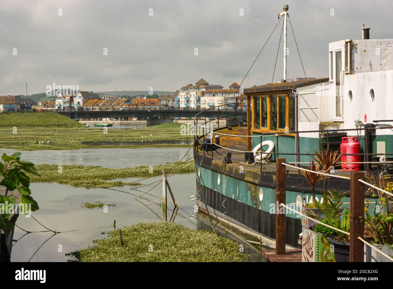Péniche amarrée sur la rivière Adur à Shoreham, West Sussex, Angleterre Banque D'Images