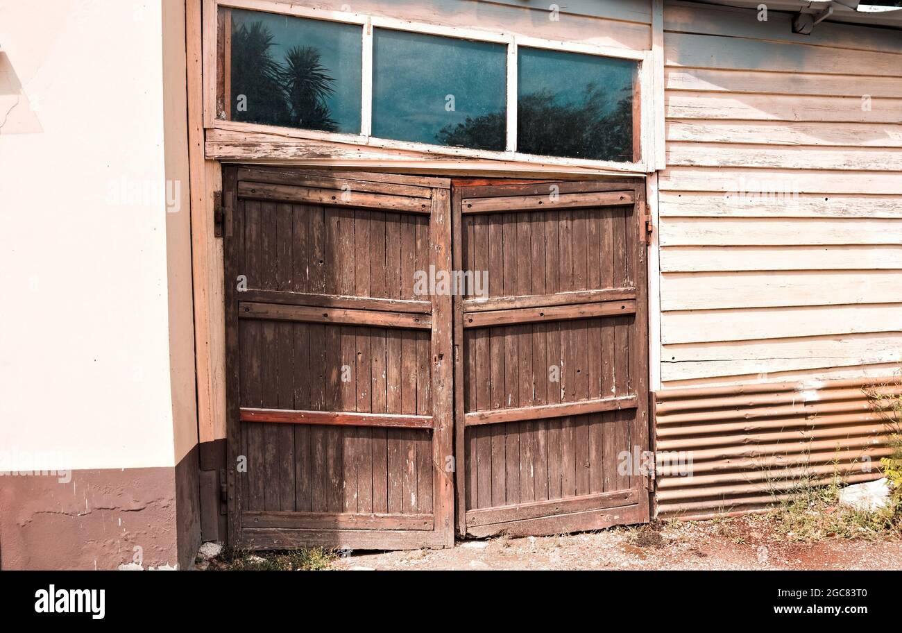 Une porte en bois d'un bâtiment abandonné avec une fenêtre sur le dessus (Marche, Italie, Europe) Banque D'Images