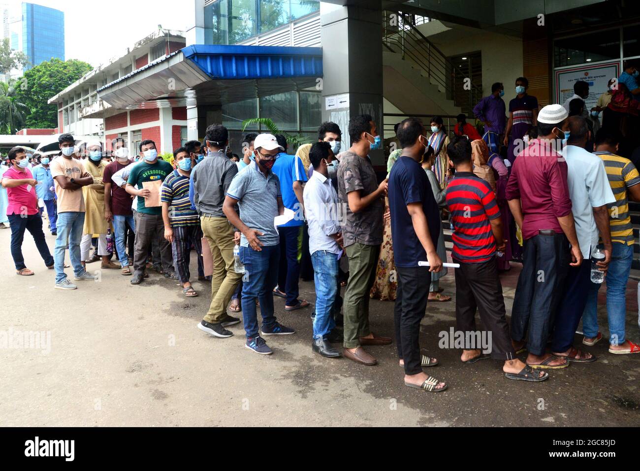 Les gens font la queue pour recevoir une injection du vaccin Mordana COVID19 lors d'une campagne de vaccination de masse au centre de vaccination de chamoli à Dhaka, au Bangladesh, le 7 août 2021. Selon la Direction générale des services de santé du Bangladesh (DGHS), le programme national de vaccination de masse commence sa campagne de vaccination visant à injecter 3.5 millions de personnes en six jours. Le Bangladesh a enregistré près de 1.31 millions d'infections à coronavirus et 21,638 décès depuis le début de la pandémie. Banque D'Images