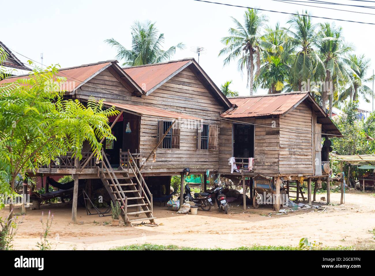 CAMBODGE - 28 MARS 2017 : ancien bâtiment en bois sur pilotis dans les zones rurales du Cambodge. Banque D'Images