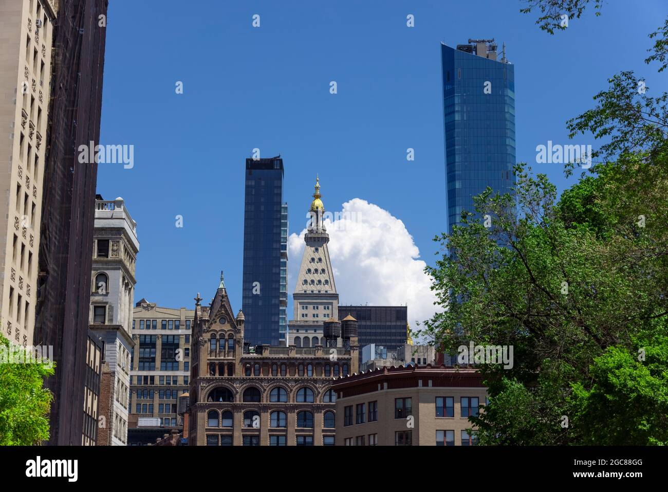 De grands nuages flottent parmi les bâtiments de Midtown Manhattan le 15 2021 mai à New York City NY USA. Banque D'Images