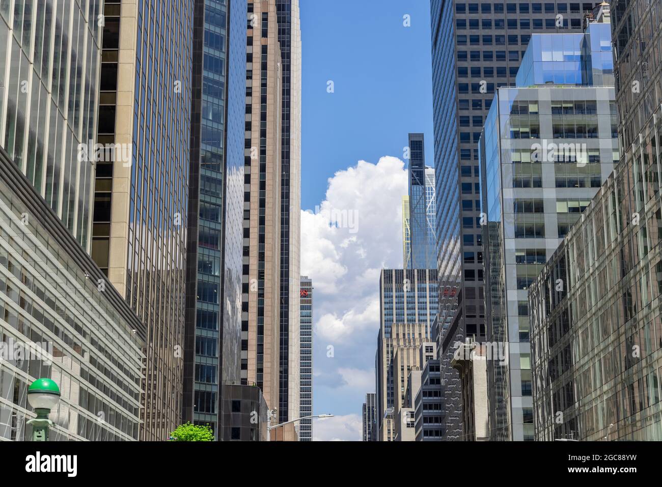 De grands nuages flottent parmi les bâtiments de Midtown Manhattan le 15 2021 mai à New York City NY USA. Banque D'Images