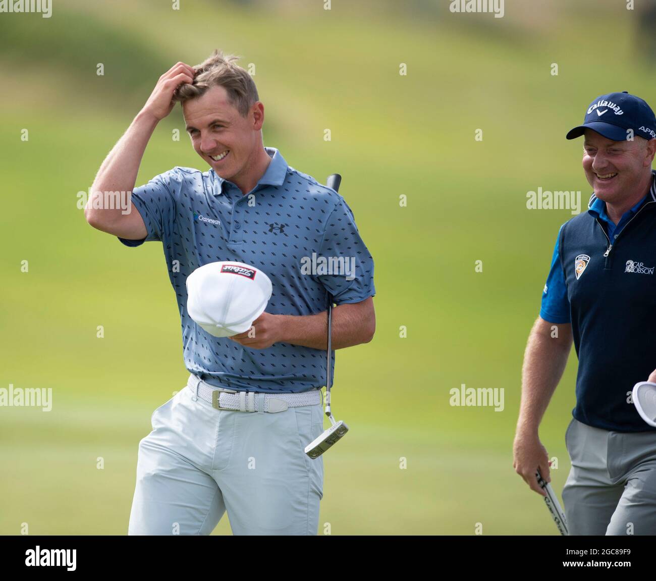 Grant Forrest en Écosse est plein de sourires avec Richard McEvoy, partenaire de jeu, après avoir hoté son birdie mis le 18 au cours de la troisième journée de l'Open de héros au parcours de golf Fairmont St Andrews, à St Andrews. Date de la photo: Samedi 7 août 2021. Banque D'Images