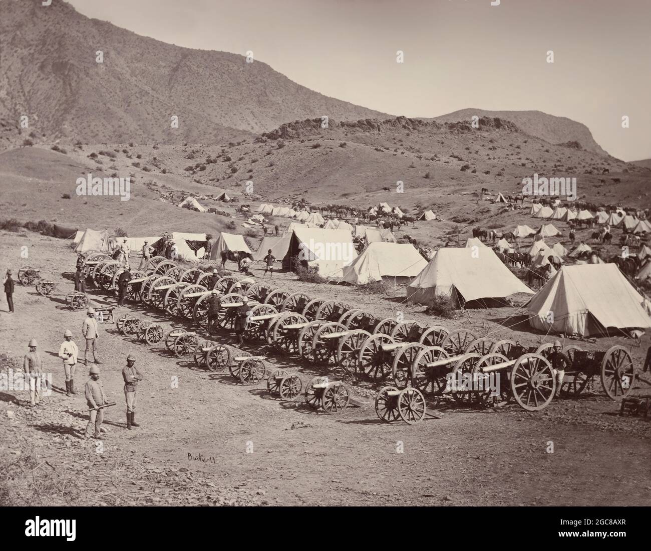 Armes capturées après la bataille d'Ali Masjid, deuxième guerre anglo-afghane, photographe de John Burke, 1878, optimisé numériquement Banque D'Images