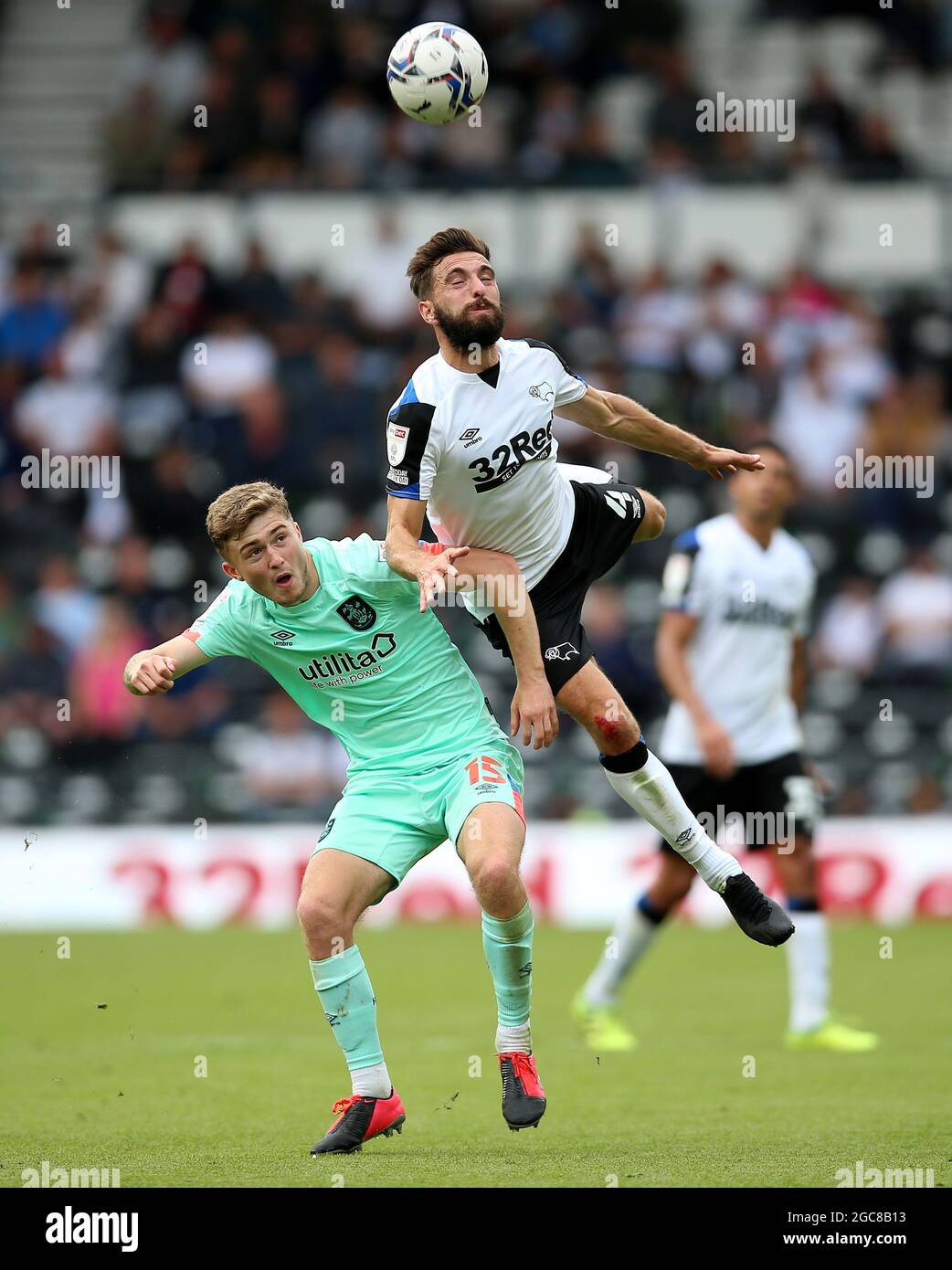 Graeme Shinnie (à droite) du comté de Derby et Scott High de la ville de HUDDERSFIELD se battent pour le ballon lors du match de championnat Sky Bet à Pride Park, Derby. Date de la photo: Samedi 7 août 2021. Banque D'Images