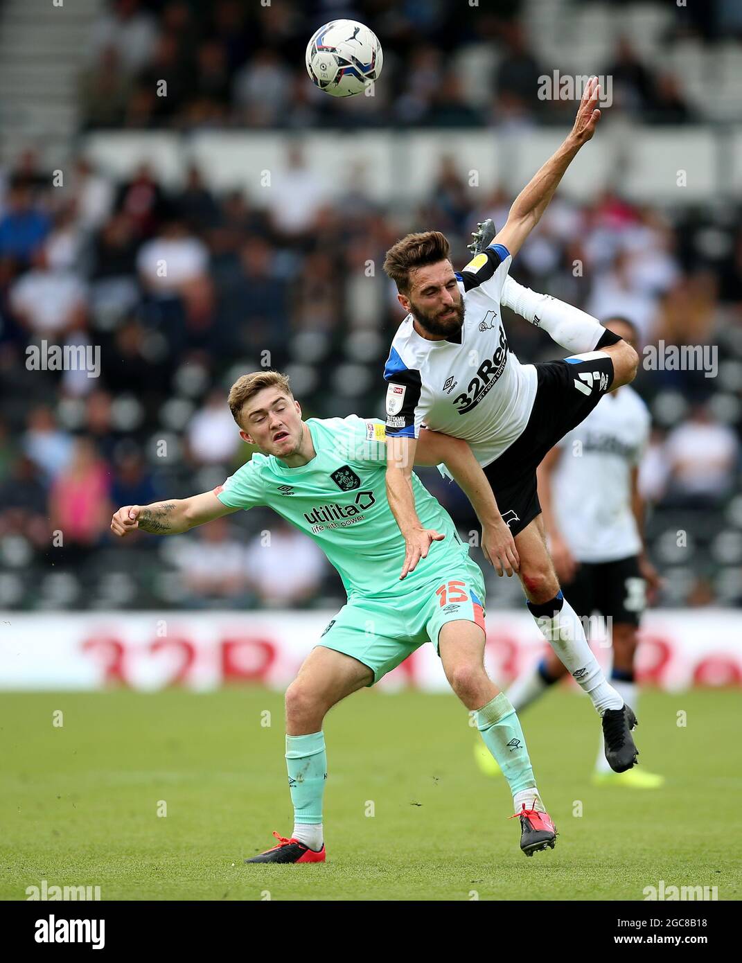 Graeme Shinnie (à droite) du comté de Derby et Scott High de la ville de HUDDERSFIELD se battent pour le ballon lors du match de championnat Sky Bet à Pride Park, Derby. Date de la photo: Samedi 7 août 2021. Banque D'Images