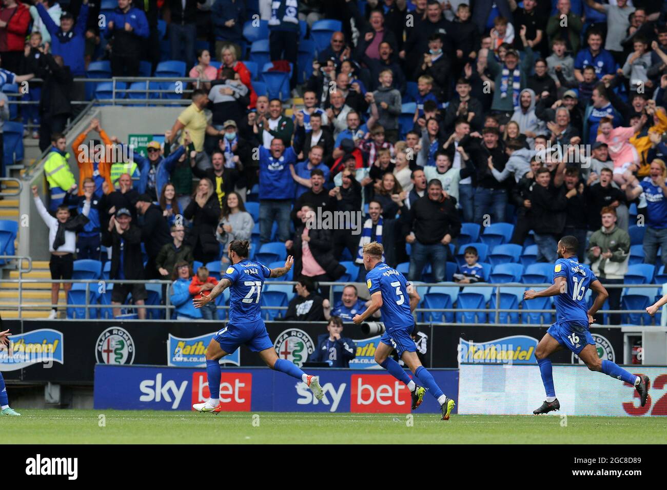 Cardiff, Royaume-Uni. 07e août 2021. Marlon Pack de Cardiff City (21) fête avec les fans de Cardiff après qu'il a mis ses équipes au premier but. Match de championnat EFL Skybet, Cardiff City et Barnsley au Cardiff City Stadium de Cardiff, pays de Galles, le samedi 7 août 2021. Cette image ne peut être utilisée qu'à des fins éditoriales. Utilisation éditoriale uniquement, licence requise pour une utilisation commerciale. Aucune utilisation dans les Paris, les jeux ou les publications d'un seul club/ligue/joueur. photo par Andrew Orchard/Andrew Orchard sports Photography/Alamy Live News crédit: Andrew Orchard sports Photography/Alamy Live News Banque D'Images