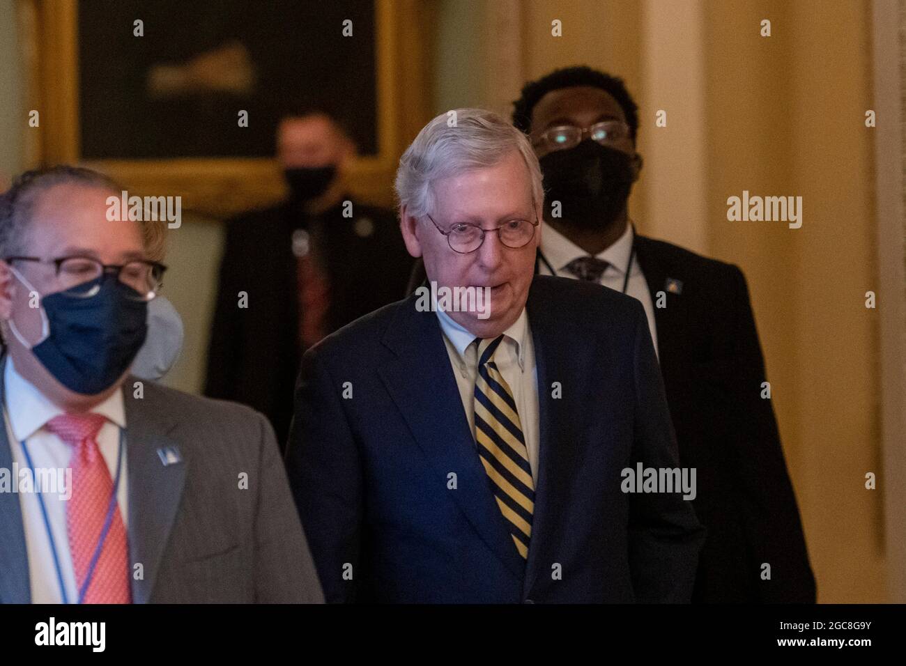 Washington, Vereinigte Staaten. 07e août 2021. Mitch McConnell, chef de la minorité au Sénat des États-Unis (républicain du Kentucky) arrive au Capitole des États-Unis alors que le Sénat se prépare à se réunir à Washington, DC, le samedi 7 août 2021. Credit: Rod Lamkey/CNP/dpa/Alay Live News Banque D'Images