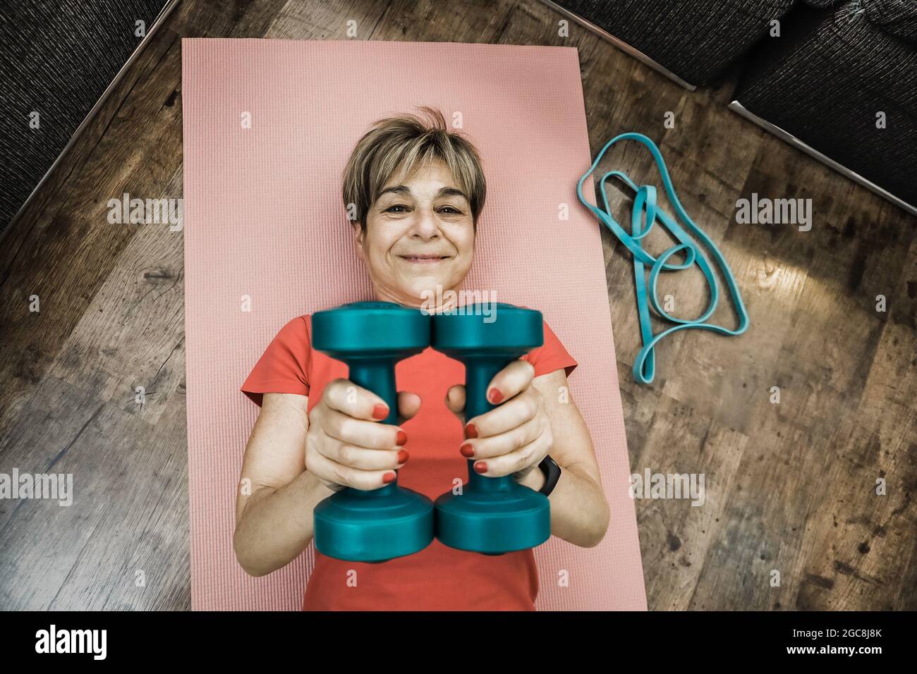 Femme senior faisant l'entraînement routine t home - sport âgé et mode de vie sain - Focus sur le visage Banque D'Images