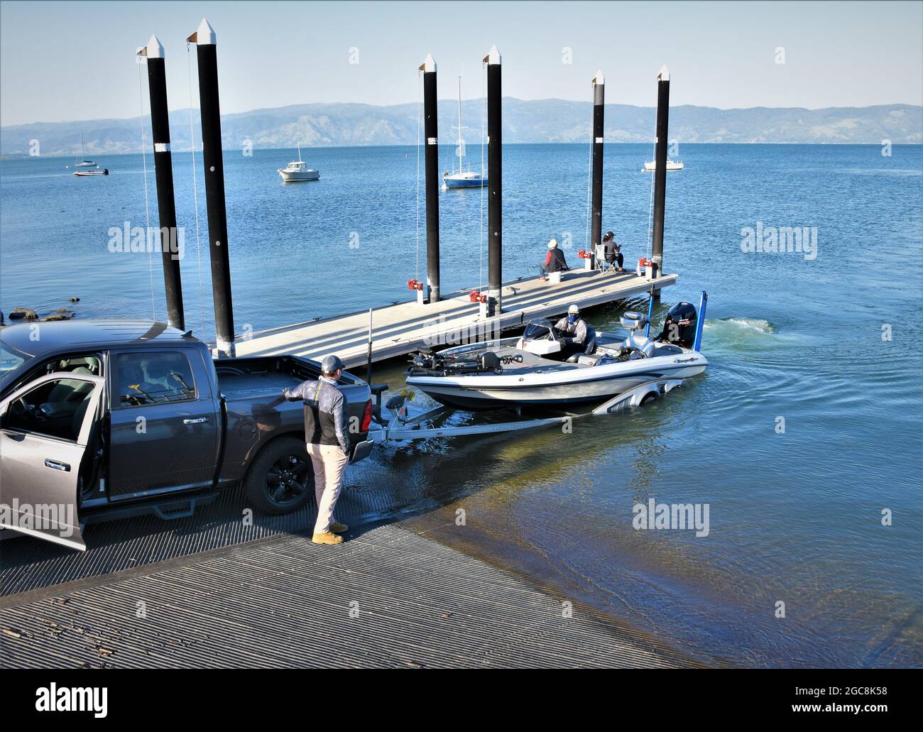 Fin de la journée de pêche à Clearlake, dans le nord de la Californie, été, bateau-basse amarrant sur une remorque sur la rampe de Lakeport Banque D'Images