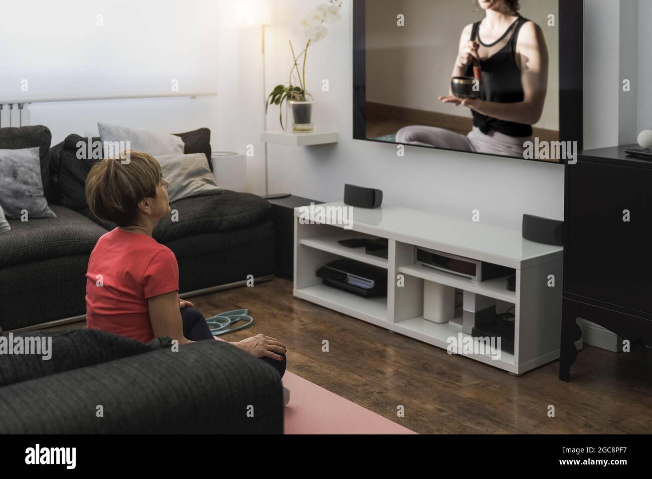 Femme senior faisant cours de méditation de yoga à la maison - Sport et concept de vie de personnes âgées en bonne santé - Focus sur le visage Banque D'Images