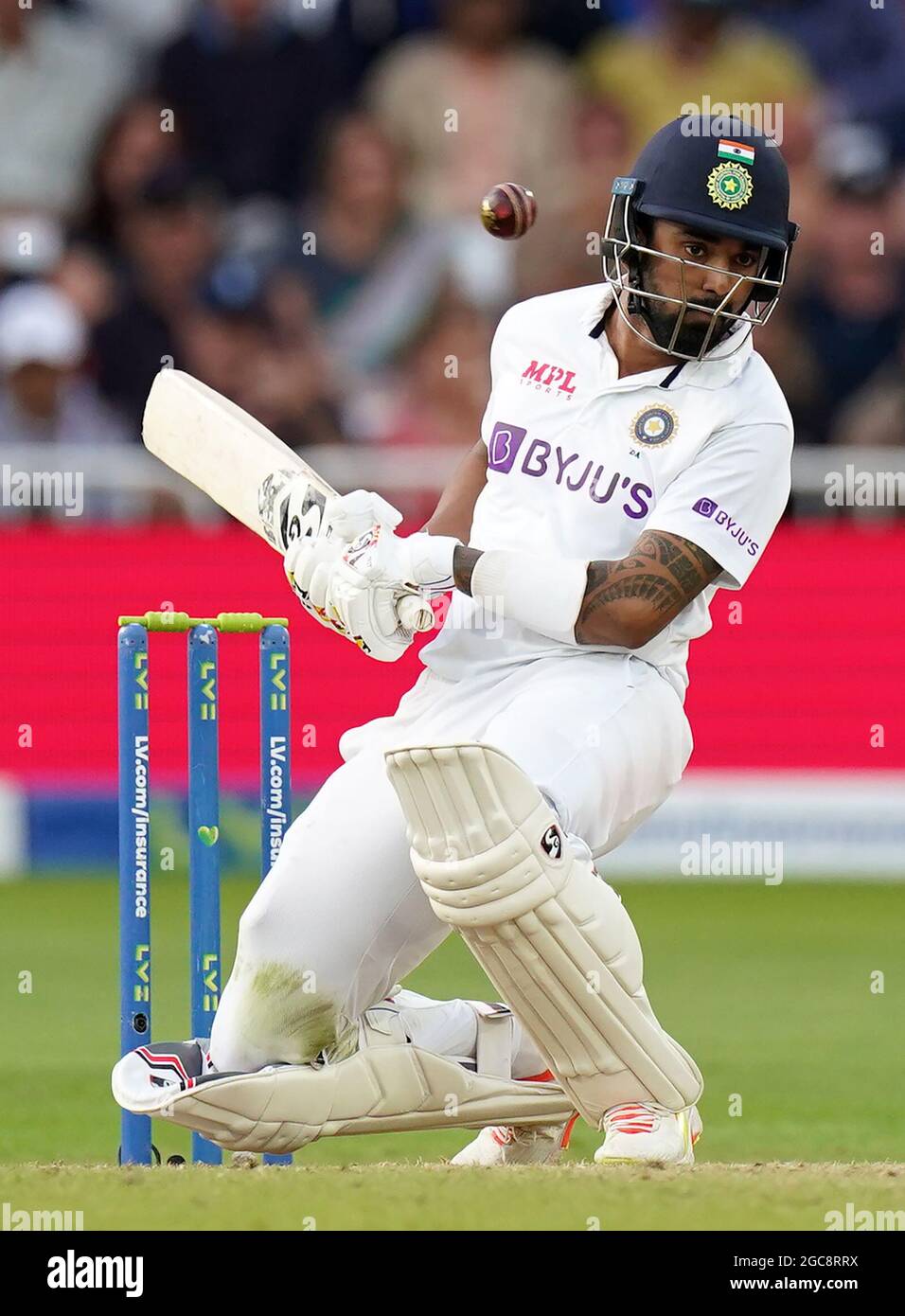 Le kl Rahul de l'Inde canards une courte balle de Stuart Broad de l'Angleterre pendant le quatrième jour de Cinch First Test Match à Trent Bridge, Nottingham. Date de la photo: Samedi 7 août 2021. Banque D'Images