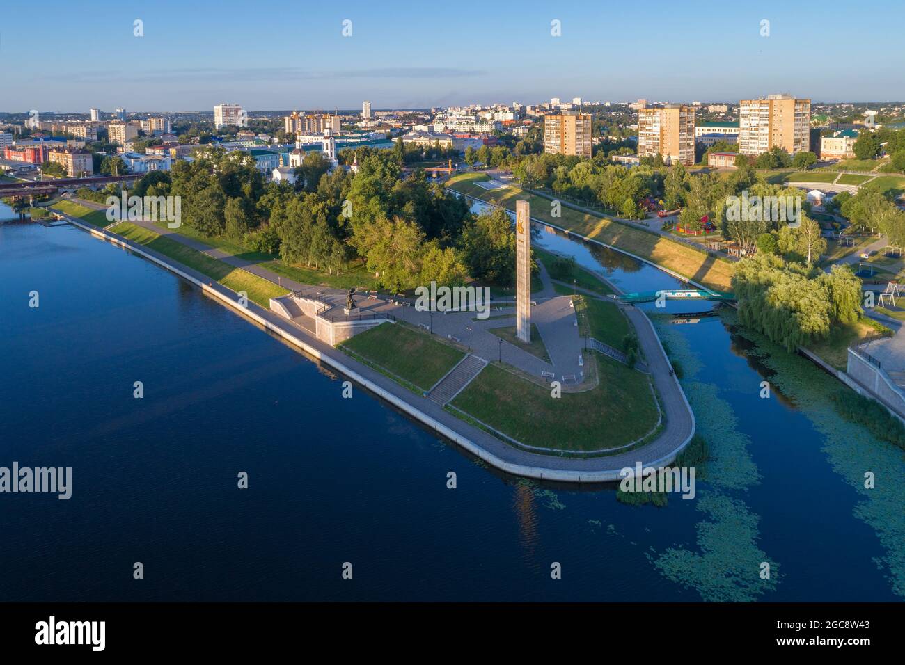 Flèche des rivières Oka et Orlik dans le paysage urbain le matin de juillet (photographie aérienne). Orel, Russie Banque D'Images