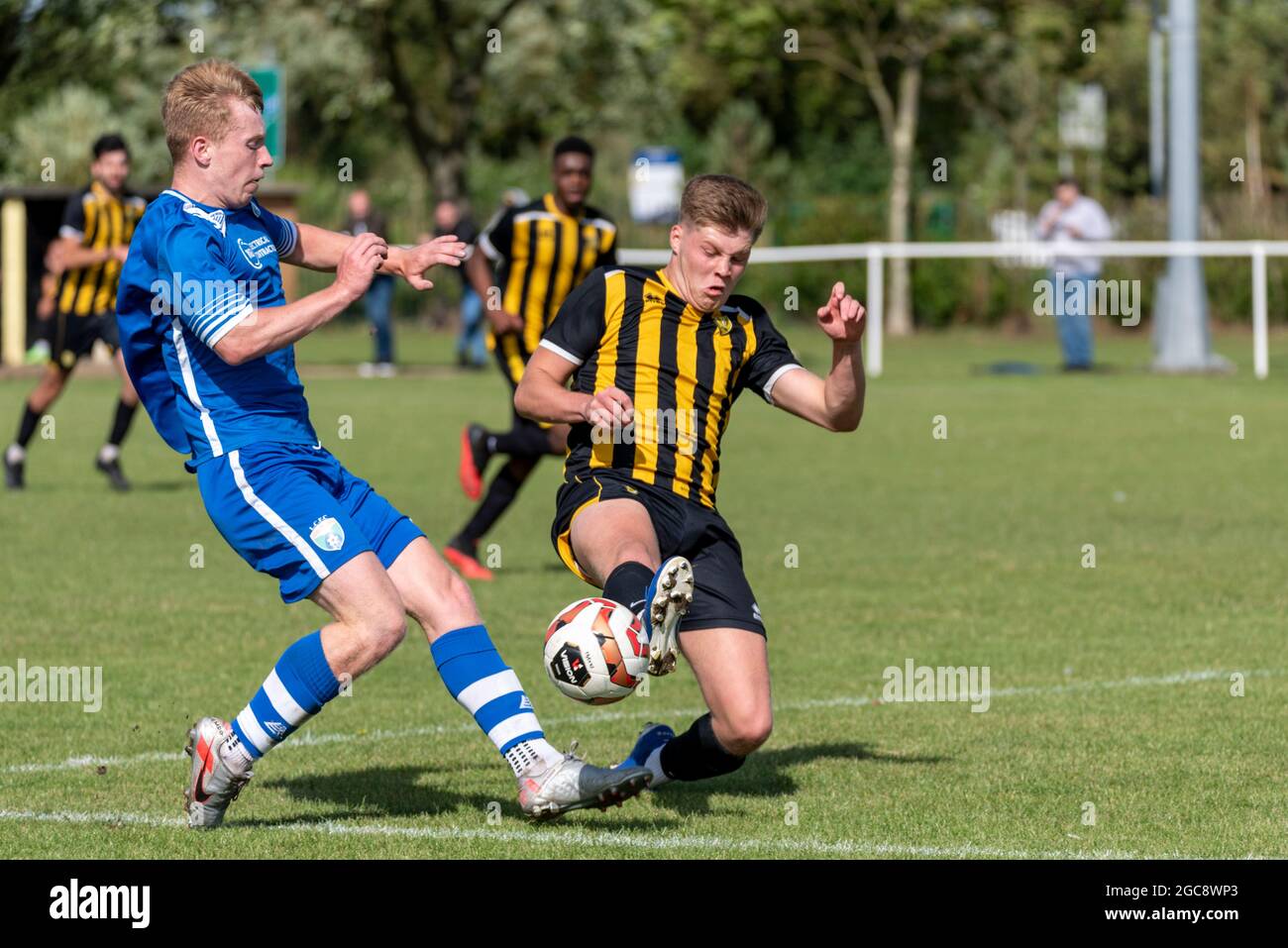 Southchurch Park, Southend on Sea, Essex, Royaume-Uni. 7 août 2021. Alors que le football avec des fans en présence se met en marche suite aux restrictions de la COVID-19, la coupe FA a commencé en Angleterre avec les clubs non-League prennent part à l'Extra préliminaire Round. 637 équipes de niveaux inférieurs ont commencé leurs campagnes vers des rêves de jouer contre les meilleures équipes. Southend Manor de la Essex Senior League a accueilli le London Colney de la South Midlands League. En 1-0, Manor remporte un tournoi à Felixstowe et Walton Utd FC de la Ligue isthmienne au prochain tour. Joueurs en compétition Banque D'Images