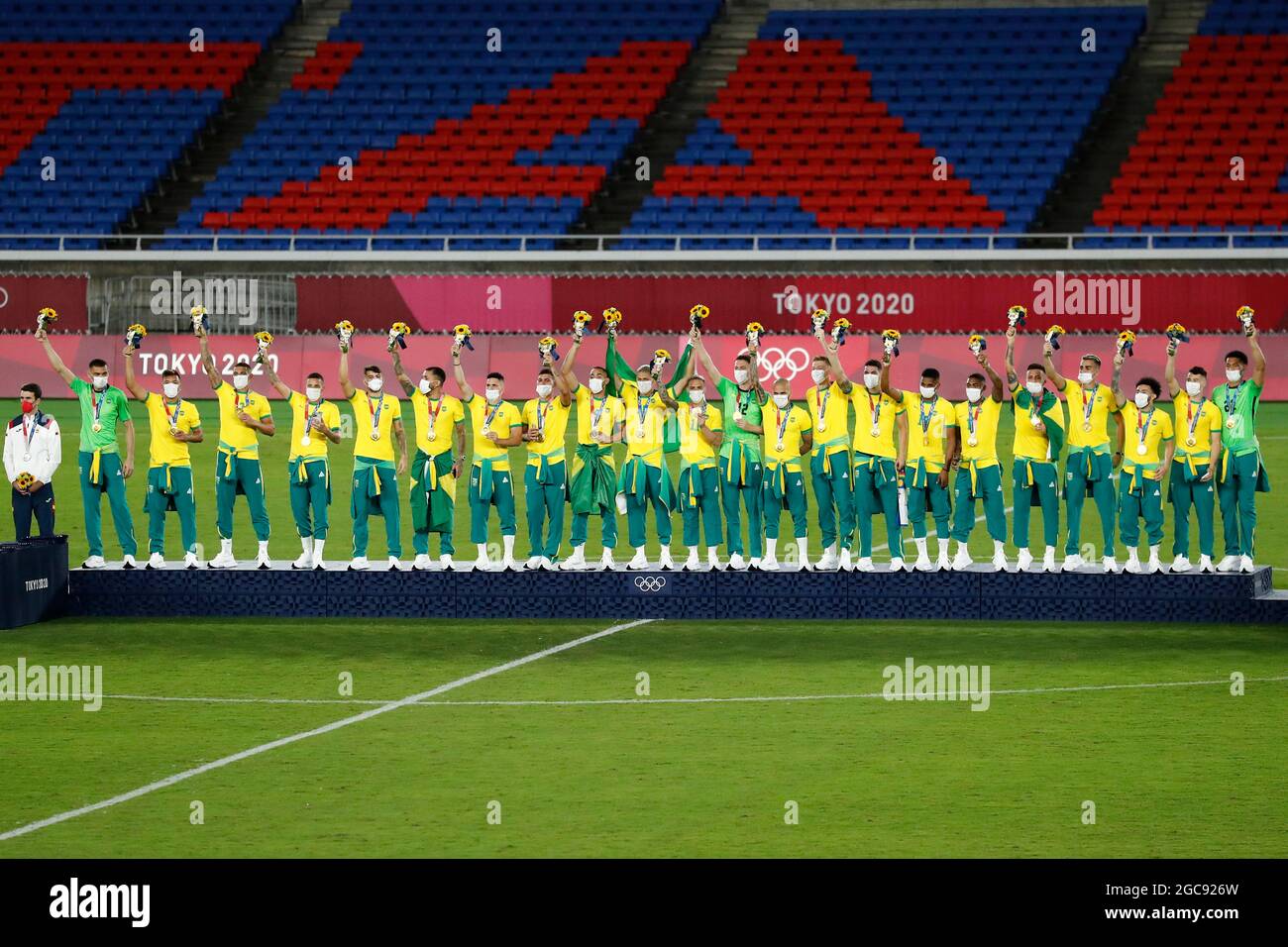 Yokohama, Japon. 8 août 2021. Les joueurs brésiliens célèbrent après avoir remporté le match de médaille d'or des hommes de football entre le Brésil et l'Espagne lors des Jeux Olympiques de Tokyo 2020 au Stade International de Yokohama. Le Brésil bat l'Espagne 2-1. (Image de crédit: © Rodrigo Reyes Marin/ZUMA Press Wire) Banque D'Images